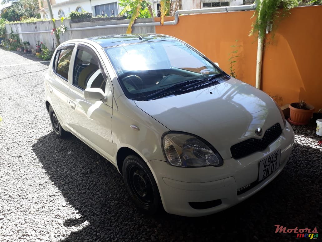 2001' Toyota Vitz photo #1