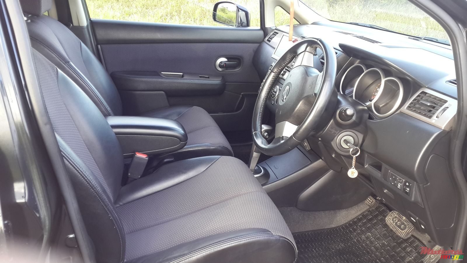 2006' Nissan Tiida Hatchback photo #4