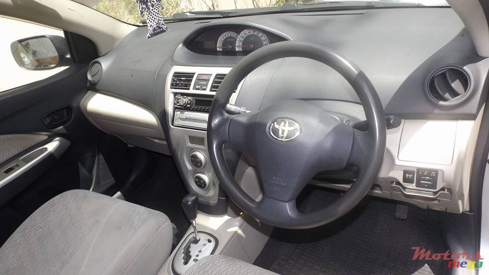 2006' Toyota Belta photo #5