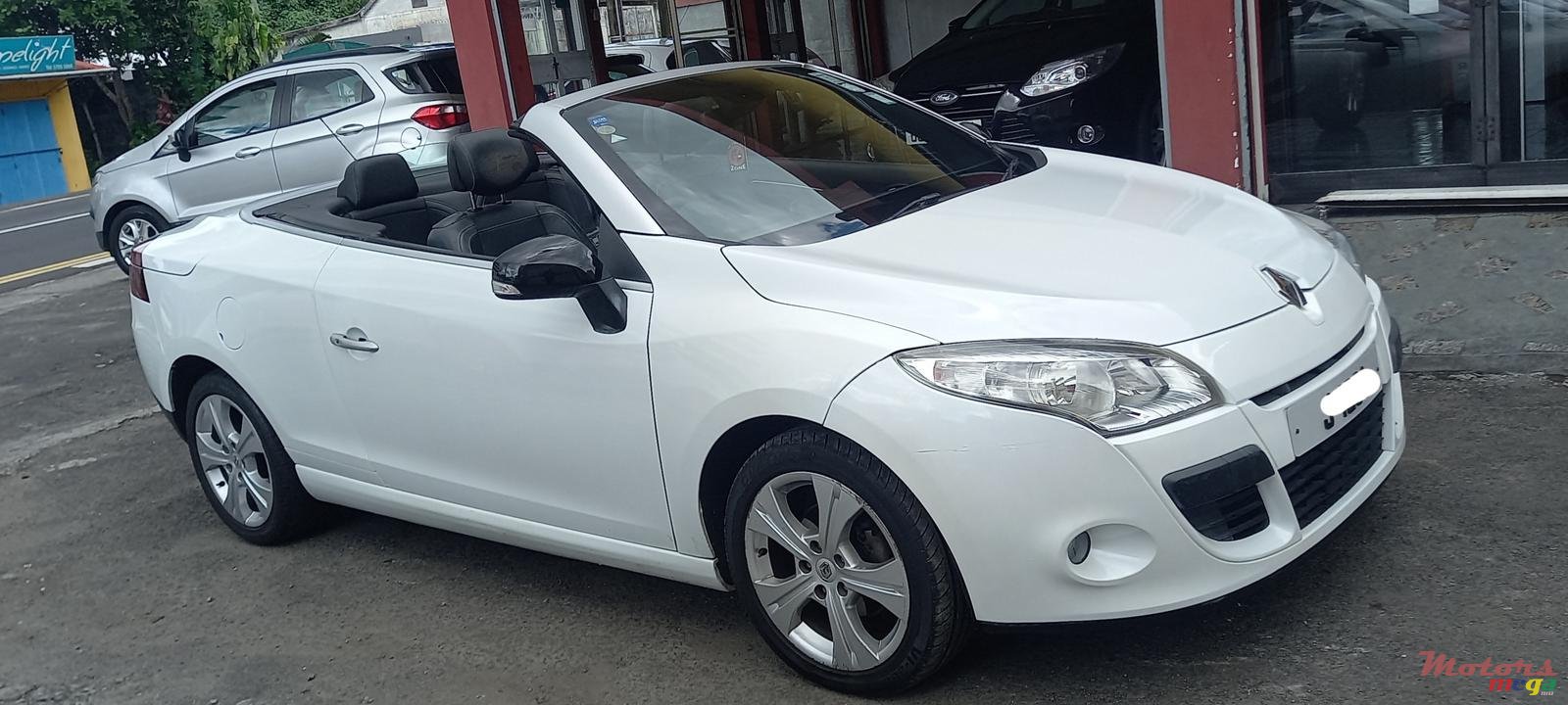 2011' Renault Megane Convertible photo #1