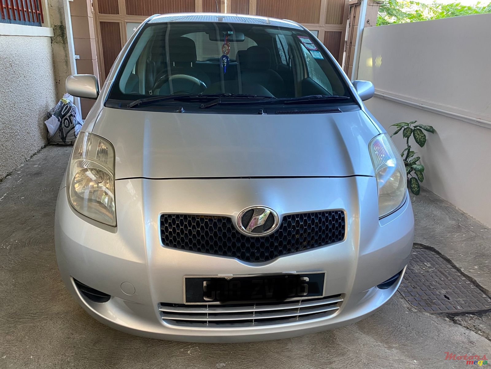 2006' Toyota Vitz photo #1