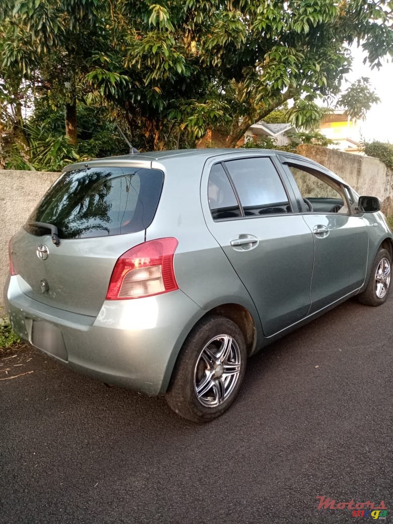 2007' Toyota Vitz photo #2