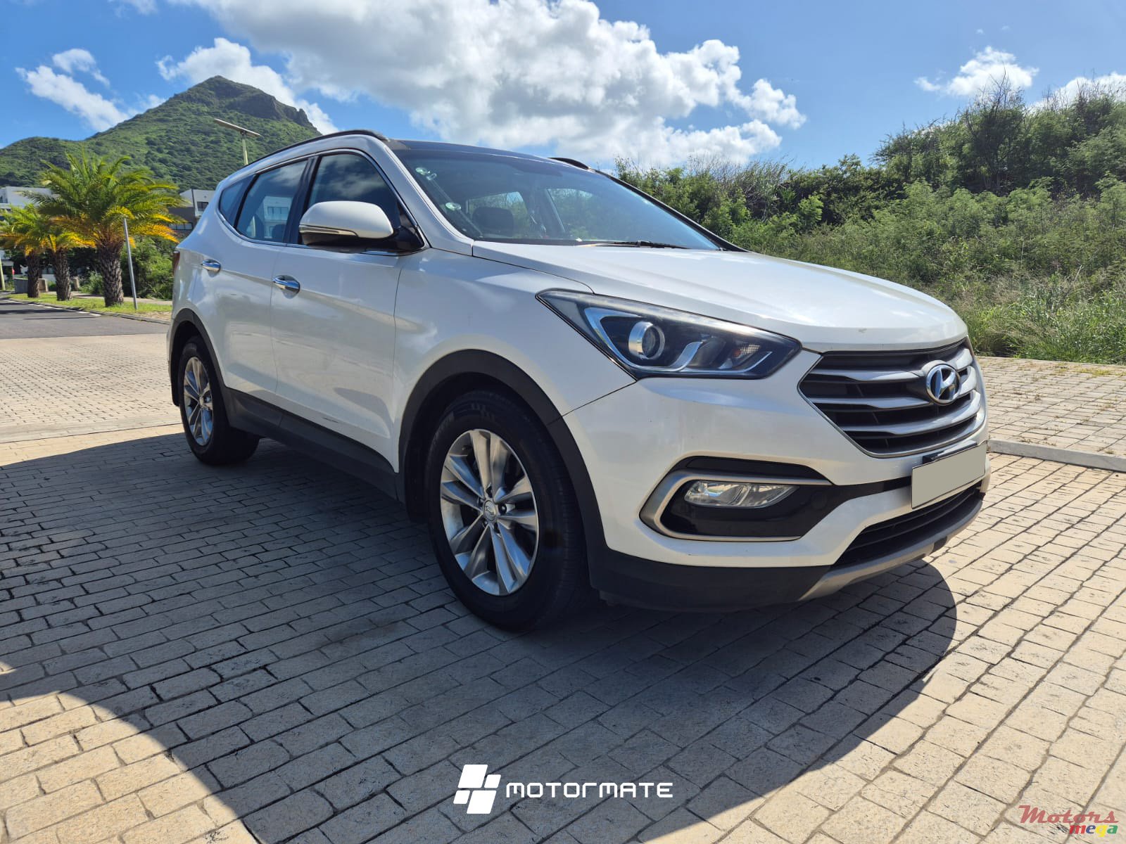 2016' Hyundai Santa Fe AWD photo #1