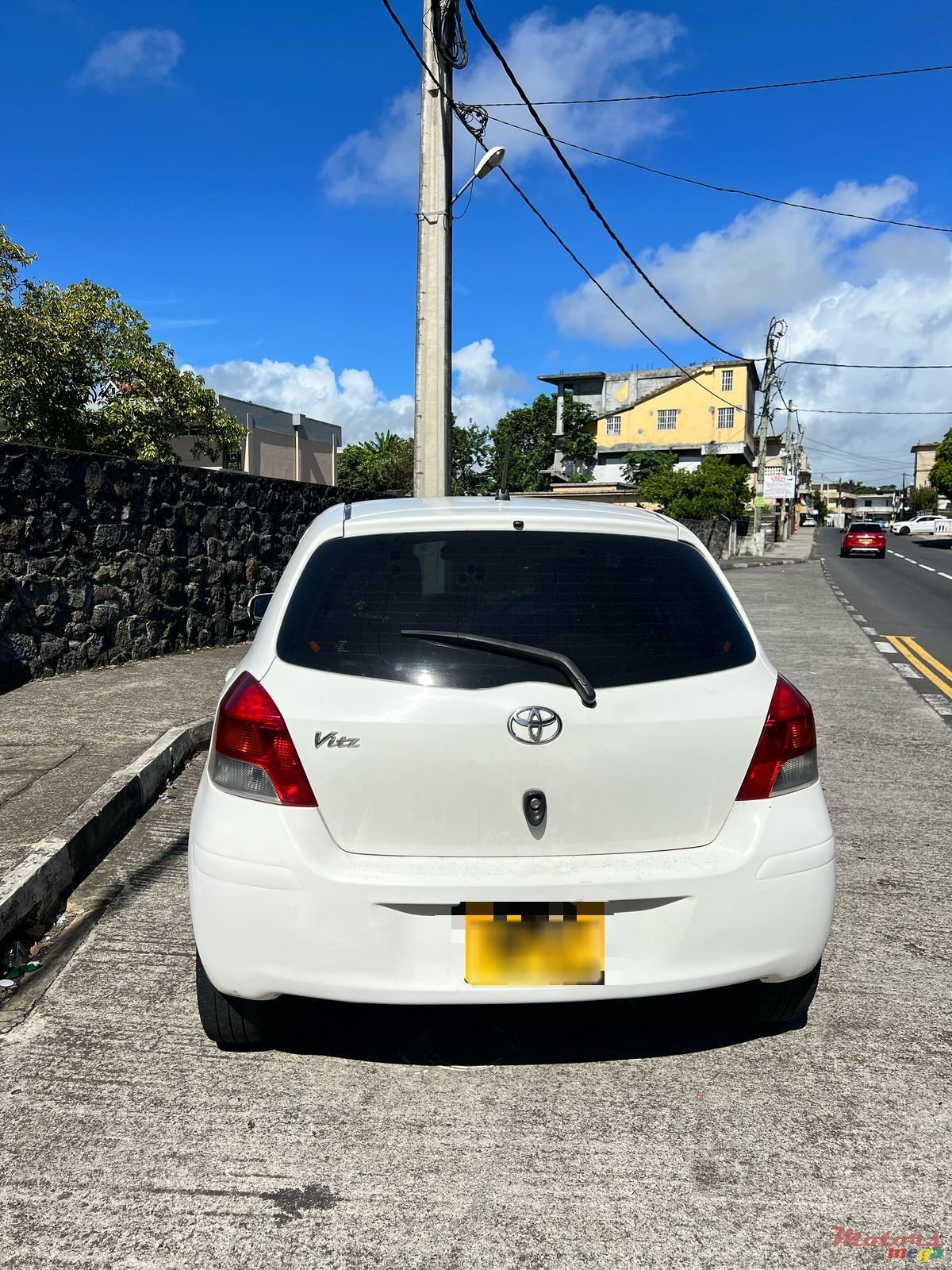 2010' Toyota Vitz photo #2