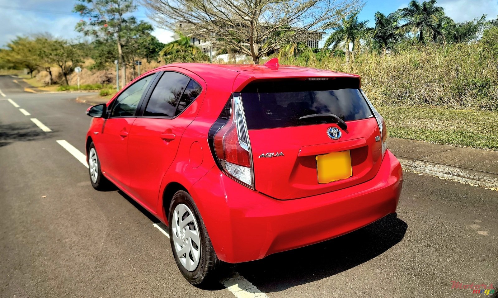 2015' Toyota Aqua photo #2