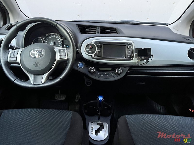 2013' Toyota Yaris 1.5 HYBRIDE ACTIF photo #5