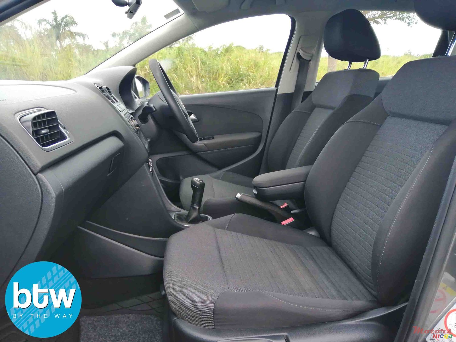 2011' Volkswagen Polo photo #5