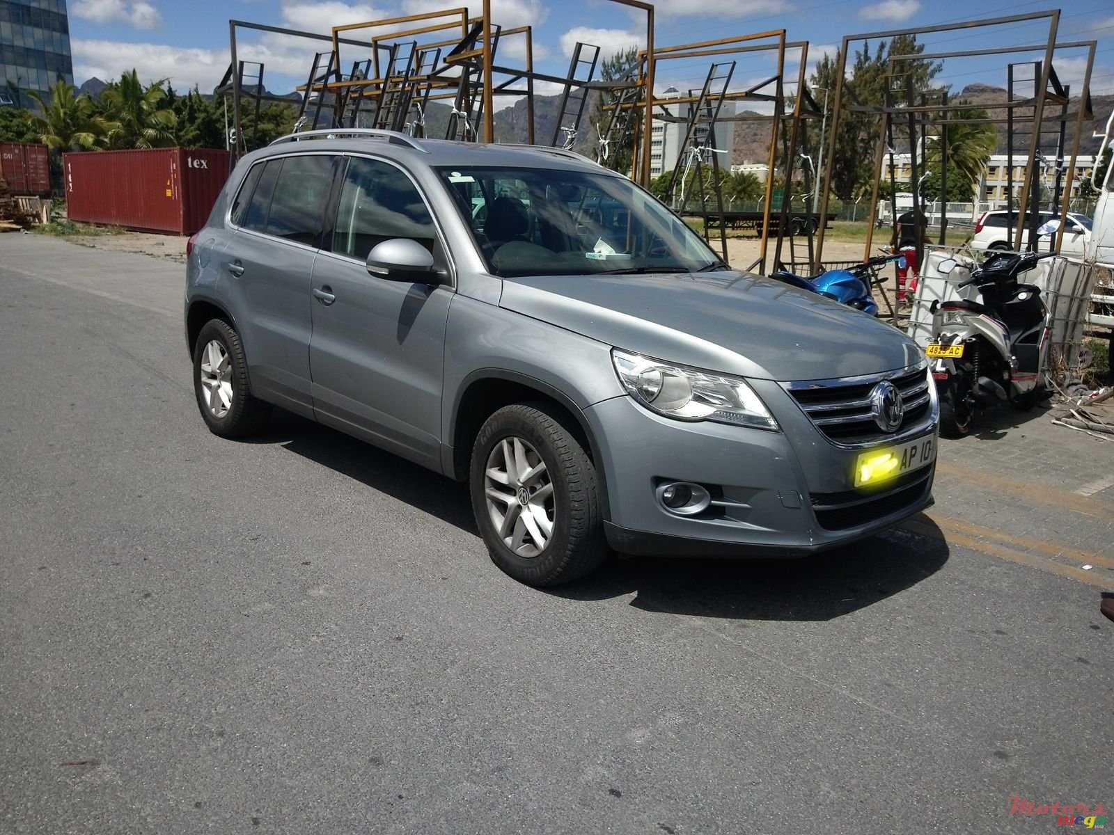 2010' Volkswagen Tiguan photo #2