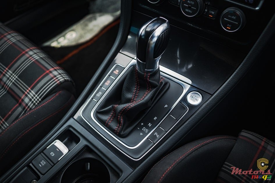 2014' Volkswagen Golf GTI photo #7