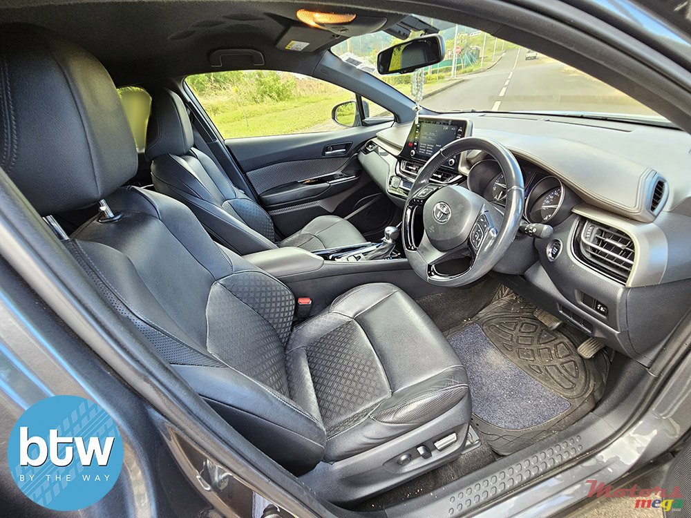 2020' Toyota C-HR photo #5