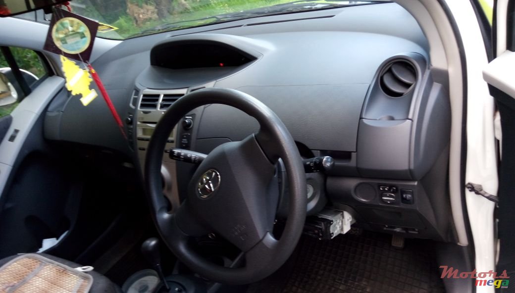 2008' Toyota Vitz photo #5