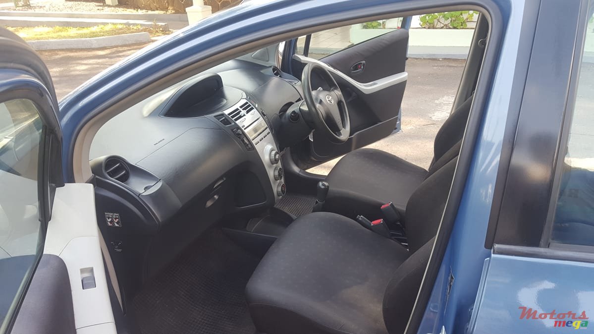 2008' Toyota Vitz photo #4