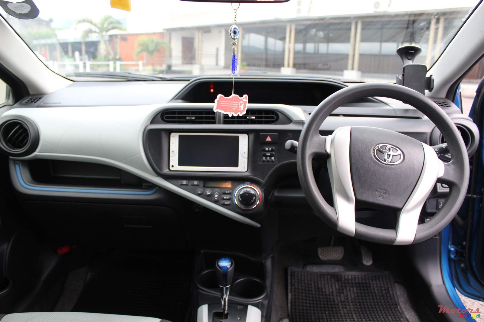 2014' Toyota Prius c photo #3