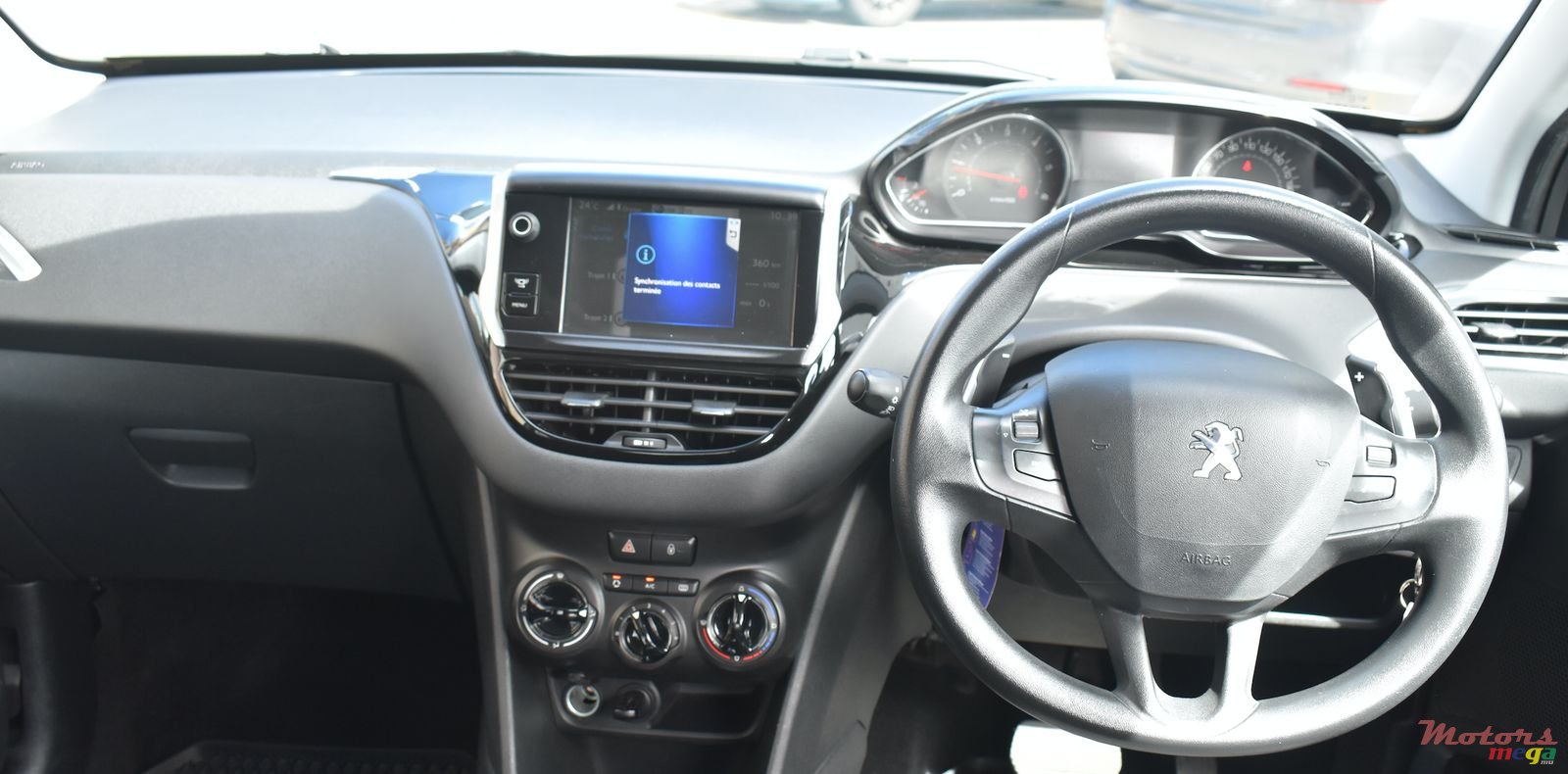 2014' Peugeot 208 HDI 1.4 automatique photo #5