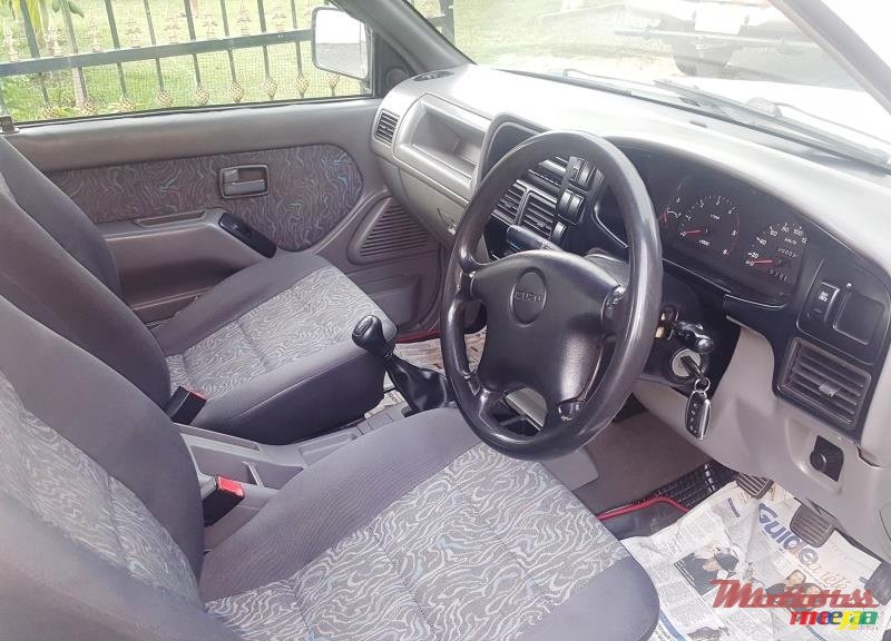 2004' Isuzu photo #5