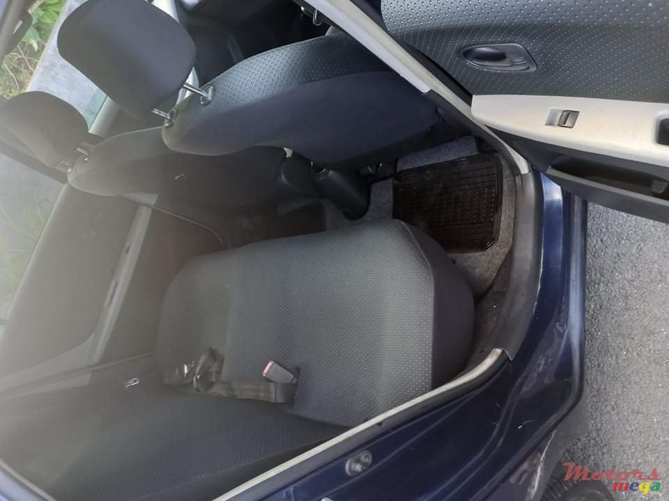 2007' Toyota Vitz photo #1