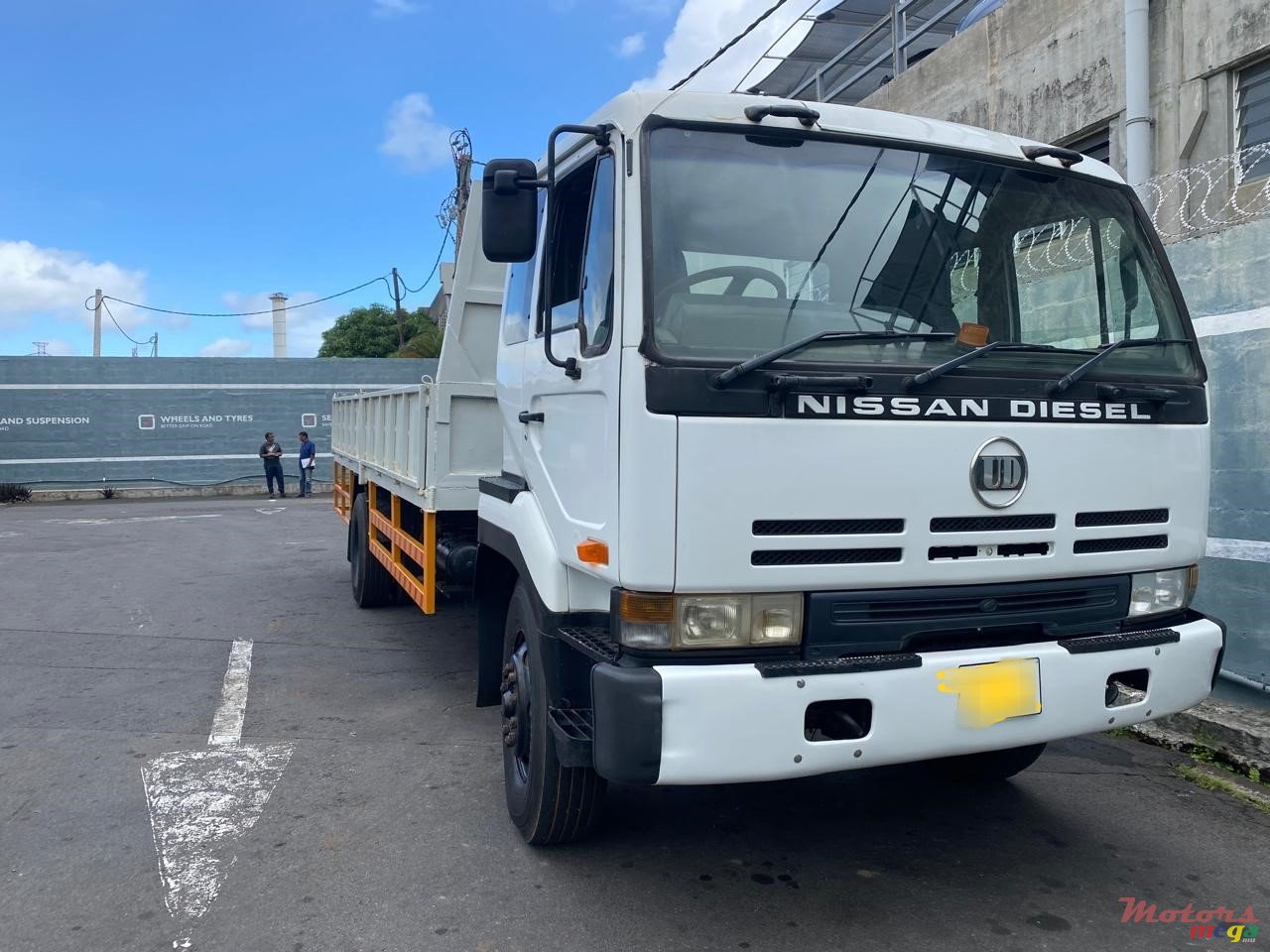 2004' Nissan photo #1