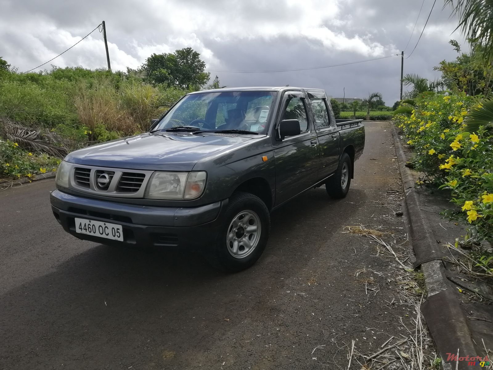 2005' Nissan Pickup Hardbody 4x2 photo #2