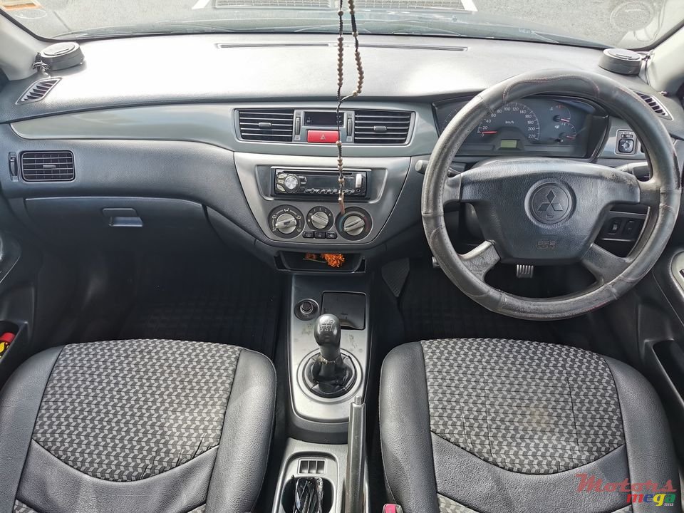 2004' Mitsubishi Lancer GLX photo #5