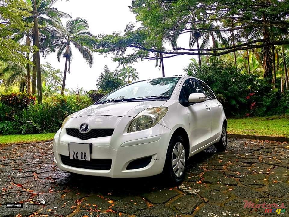 2008' Toyota Vitz photo #1