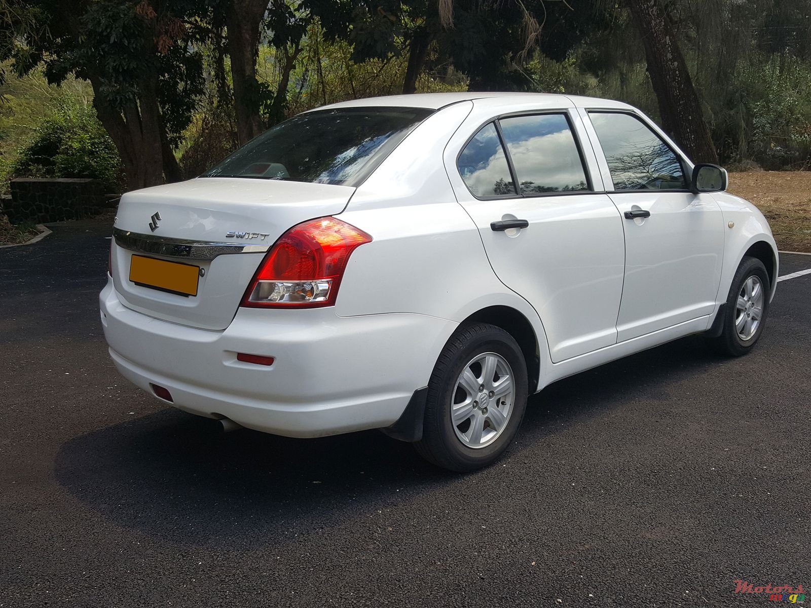 2009' Suzuki Swift Dzire photo #4