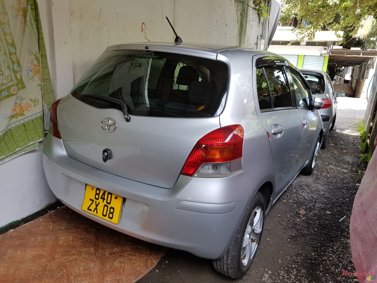2008' Toyota Vitz photo #2