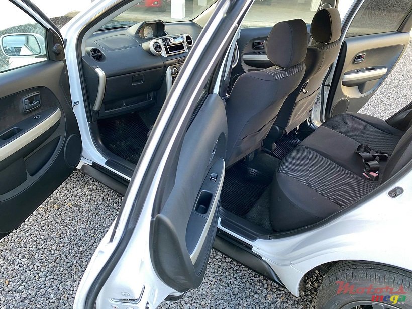 2005' Toyota IST Auto 1.3L photo #4