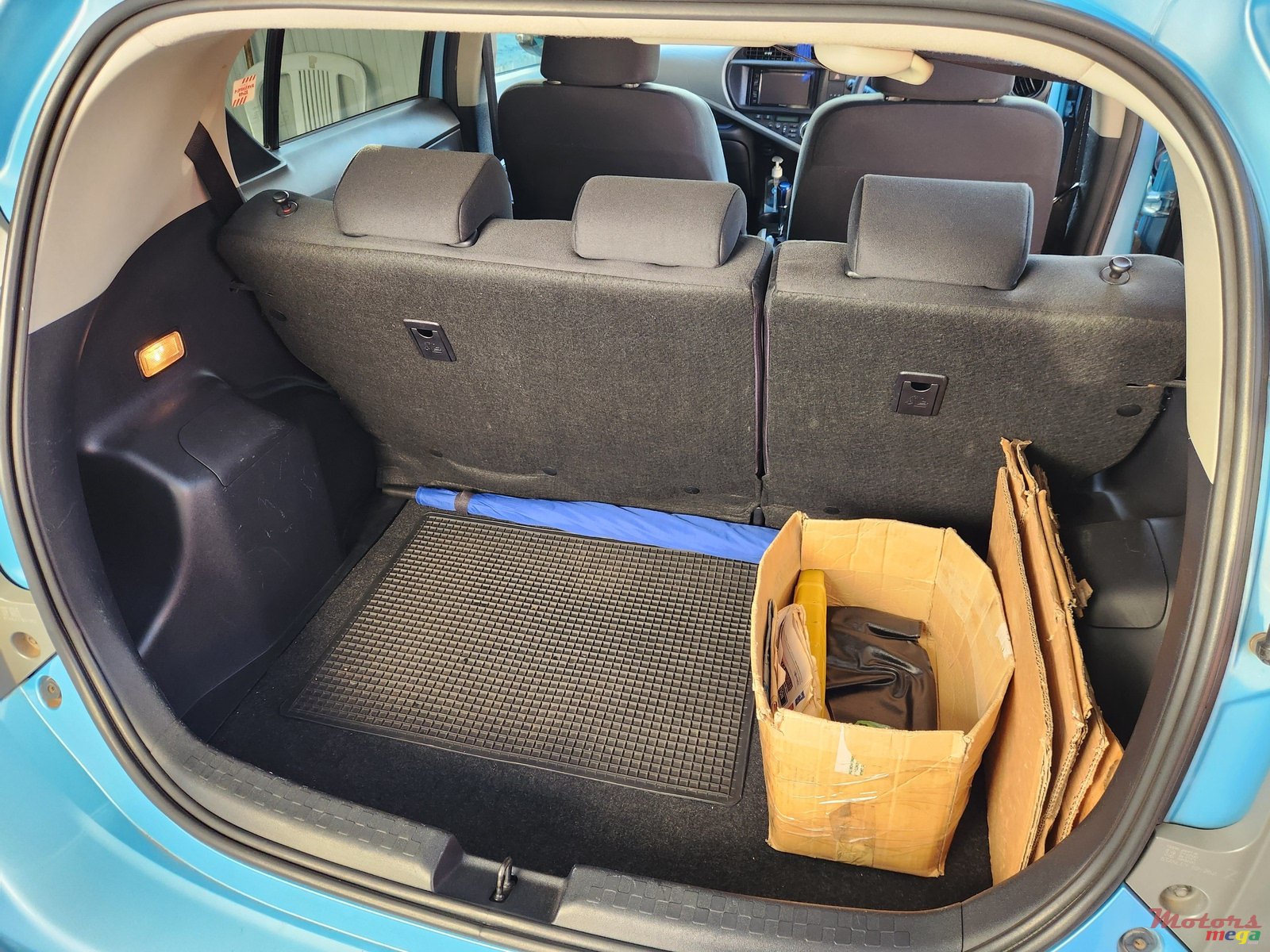 2013' Toyota Aqua photo #2