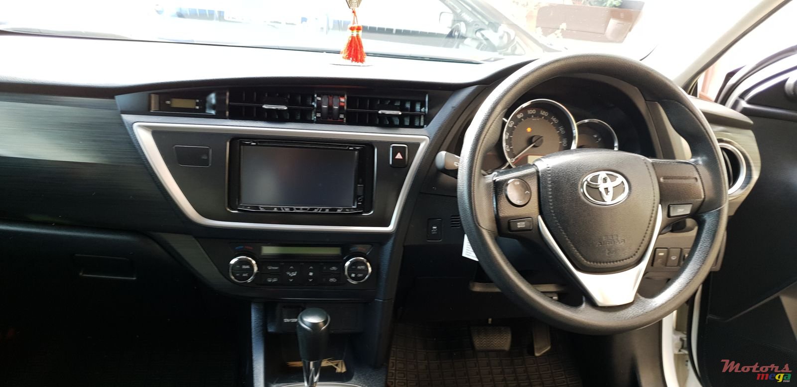 2014' Toyota Auris photo #6