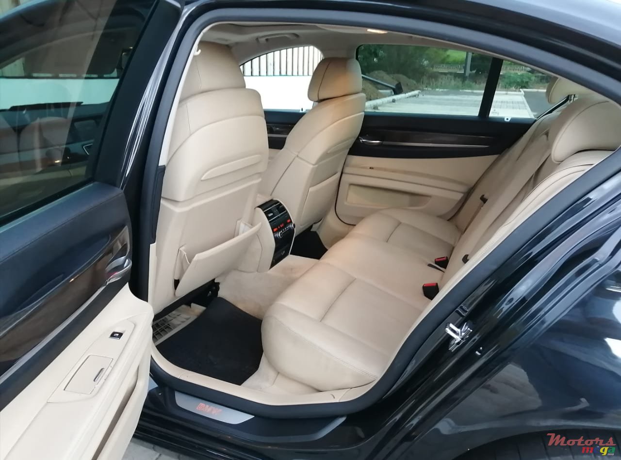 2009' BMW 7 Series 730D photo #5