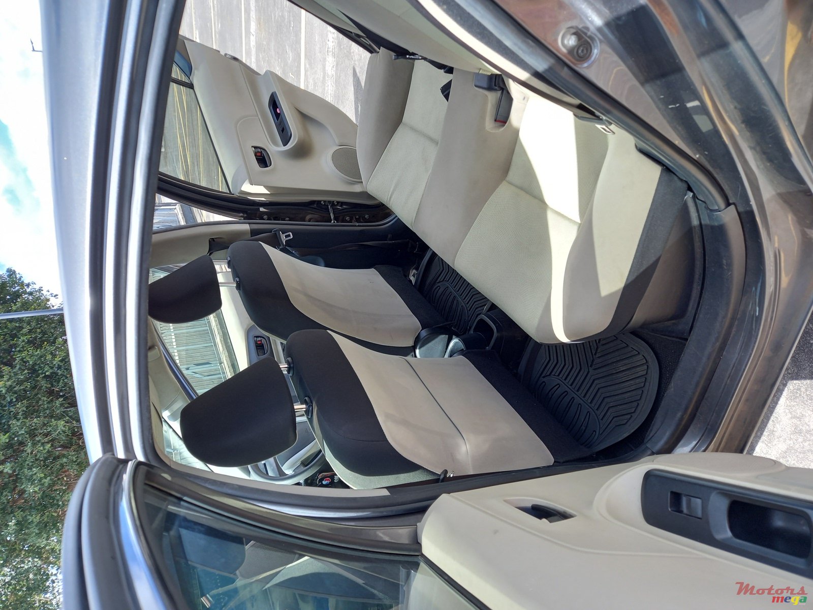 2012' Toyota Aqua photo #4