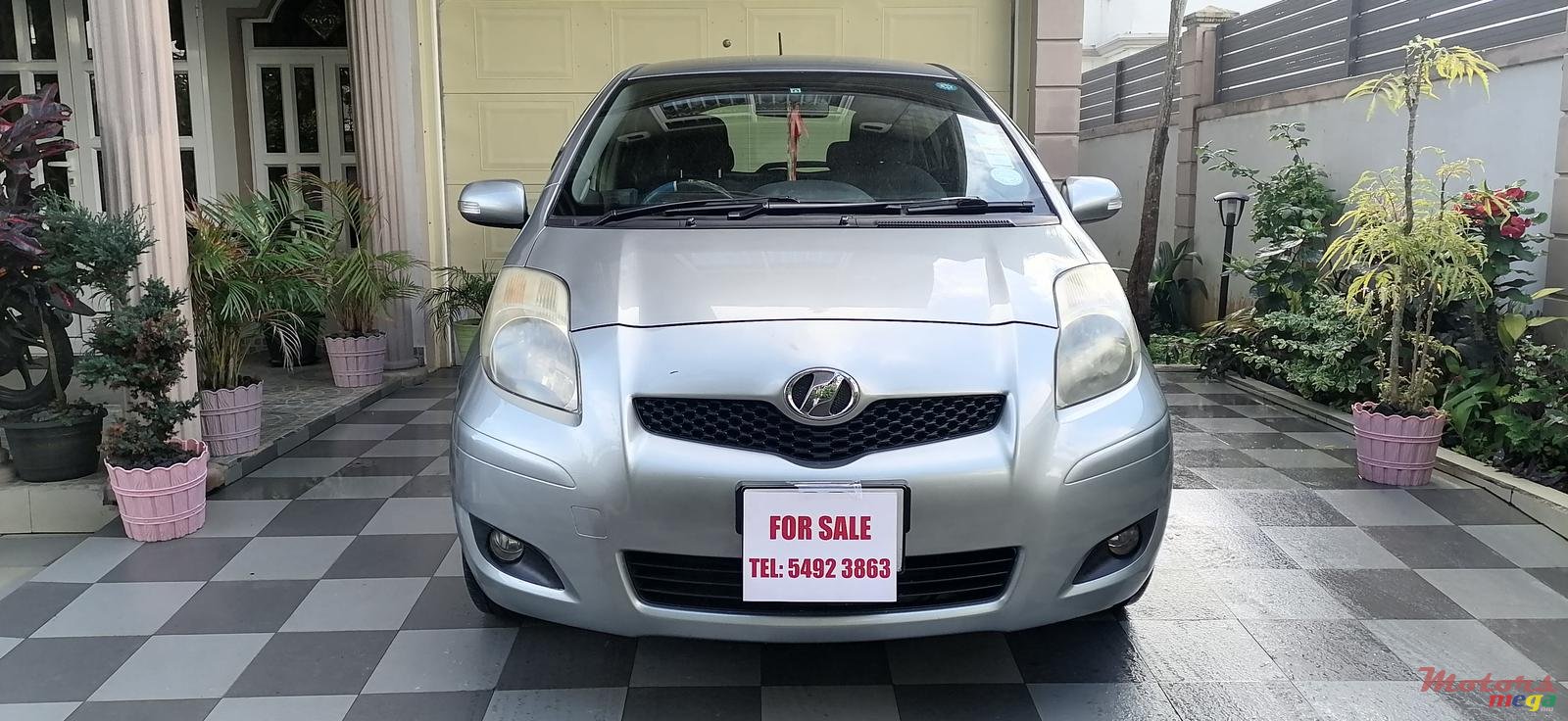 2009' Toyota Vitz photo #1