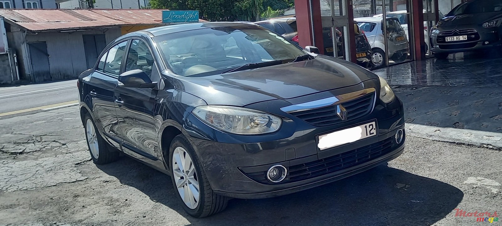 2012' Renault Fluence photo #1