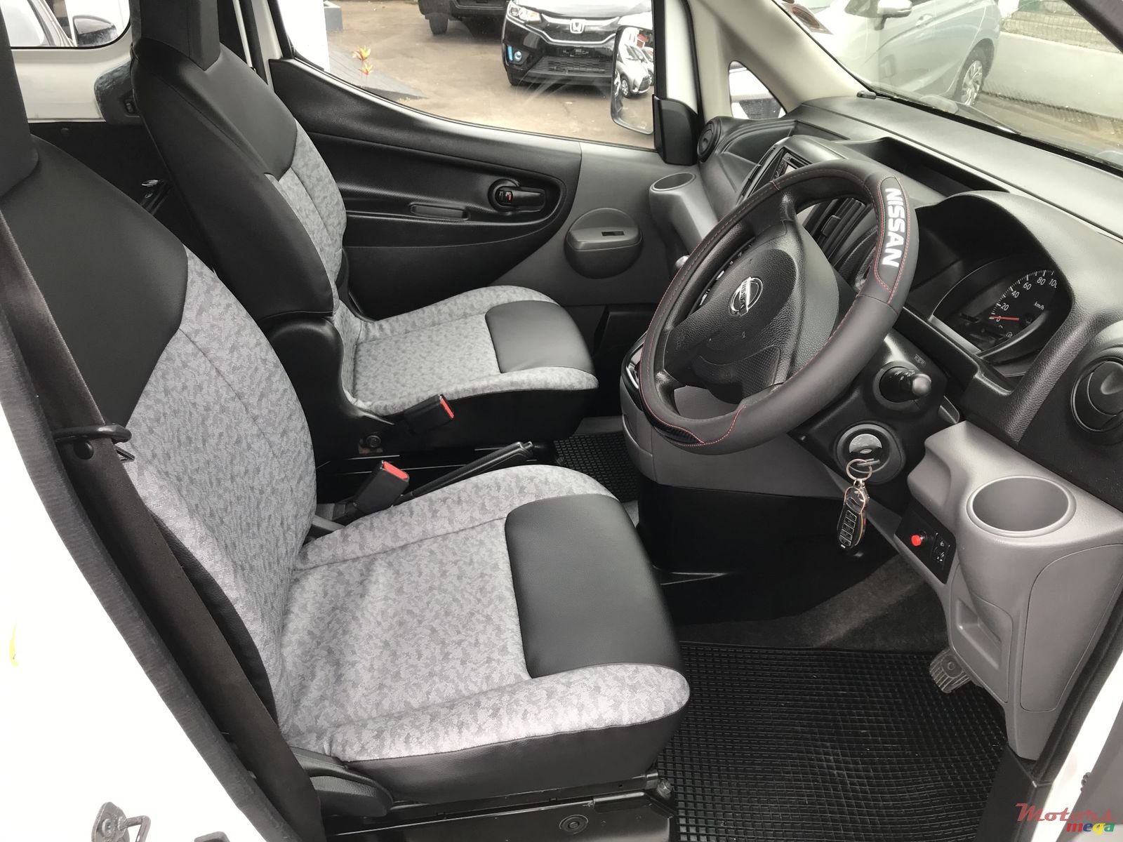 2011' Nissan NV 200 photo #3