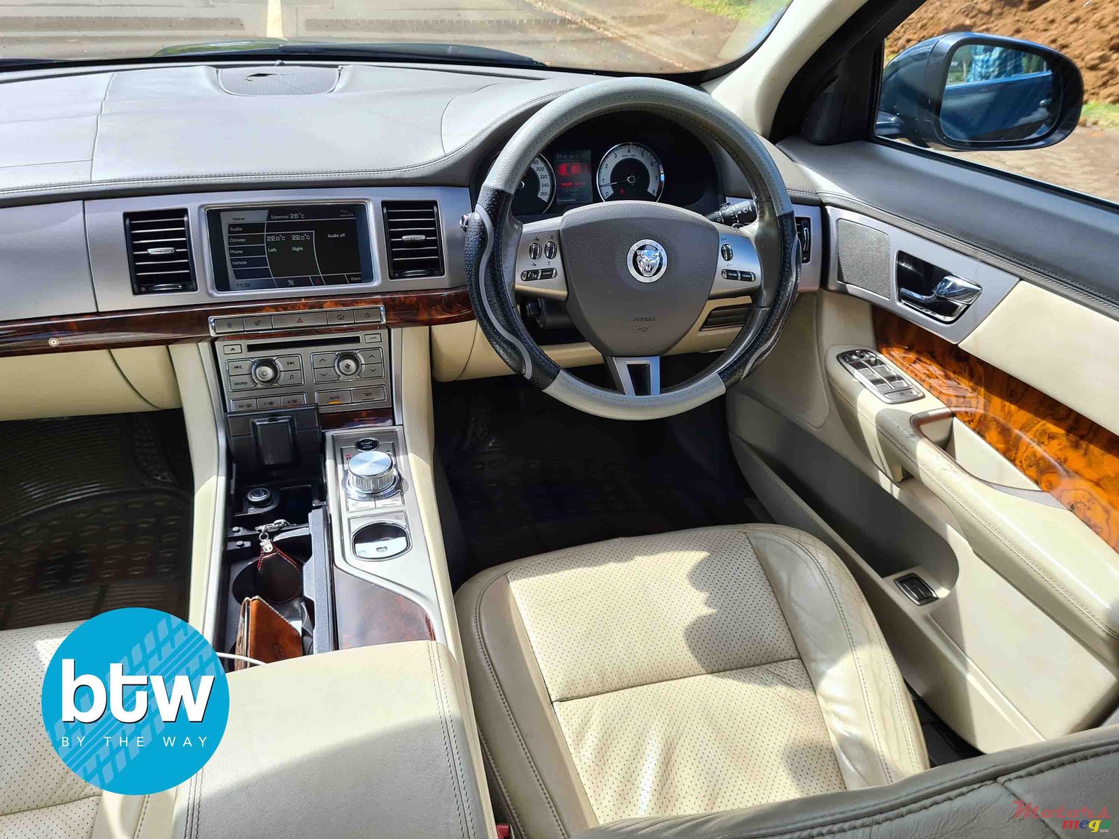 2010' Jaguar XF photo #6