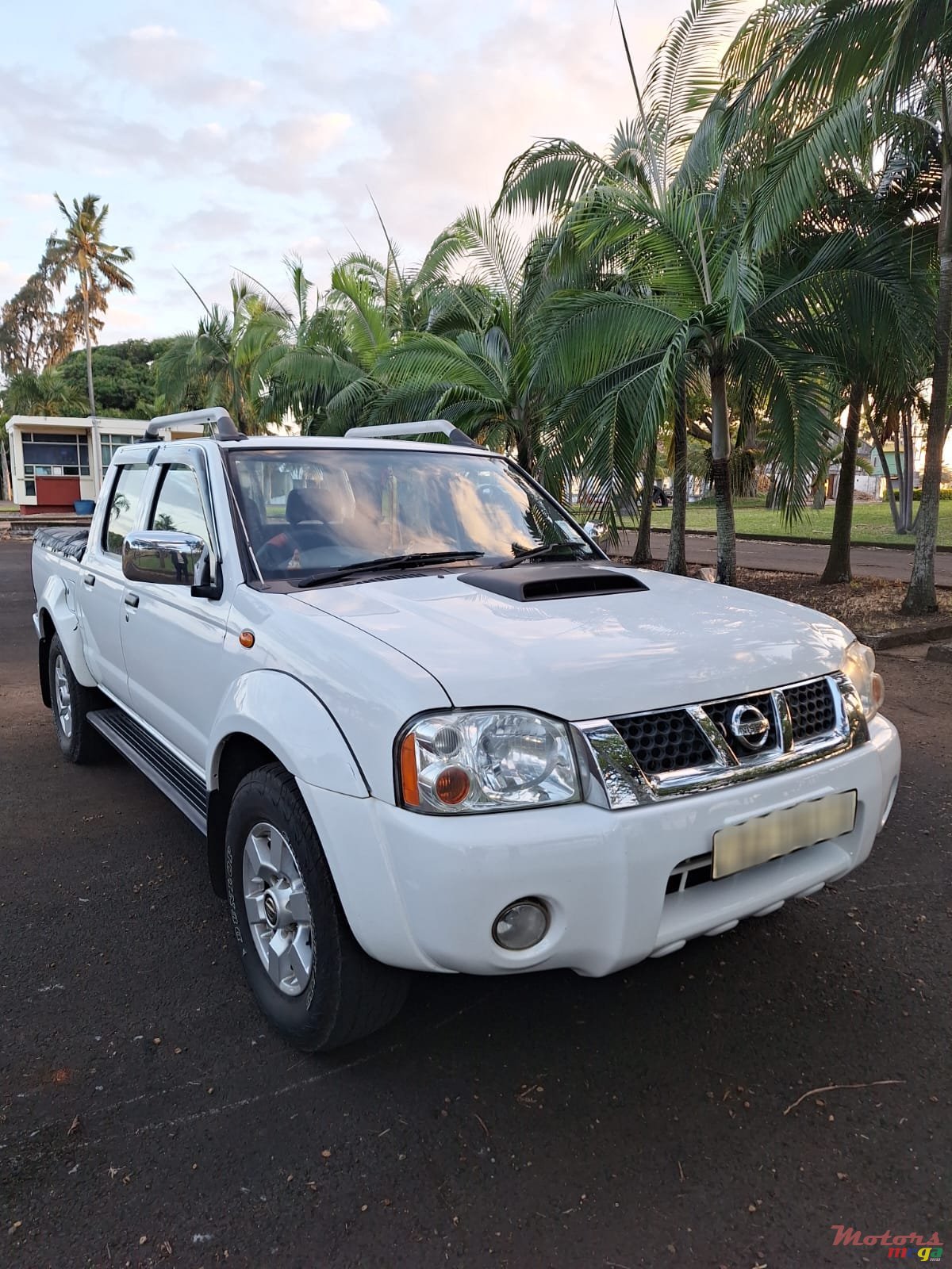 2017' Nissan Hardbody photo #2