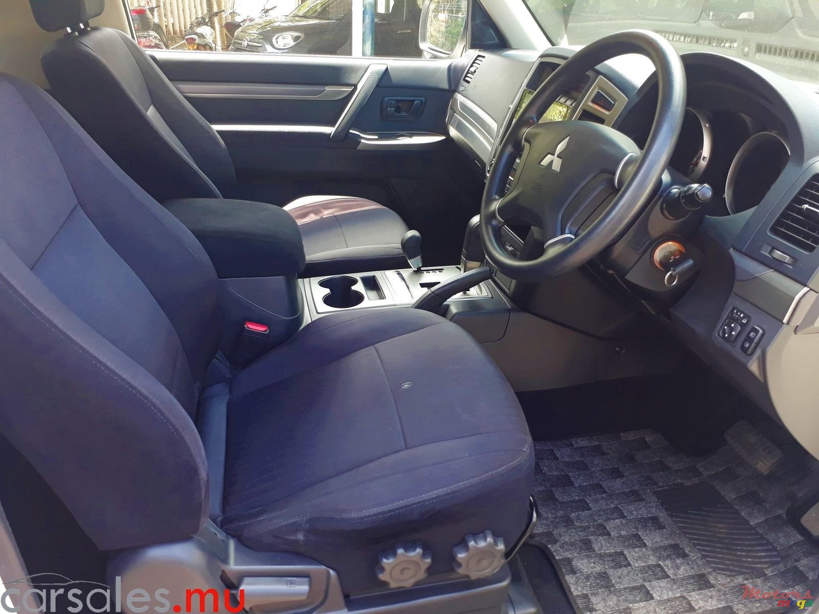 2015' Mitsubishi Pajero 3.0 V6 4WD photo #5