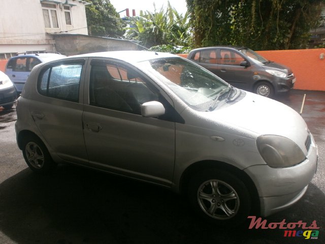 1999' Toyota Vitz photo #2