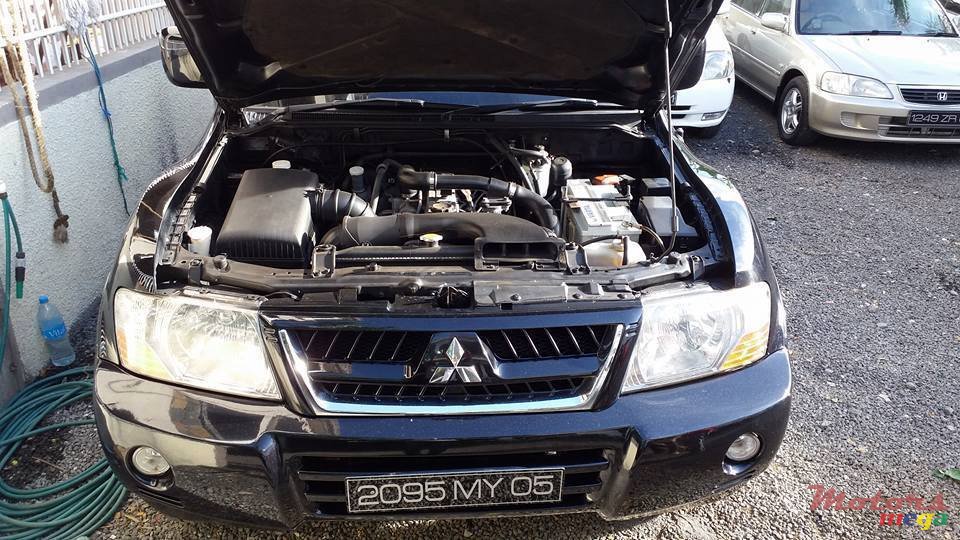 2005' Mitsubishi Pajero GLS 2.8 photo #7