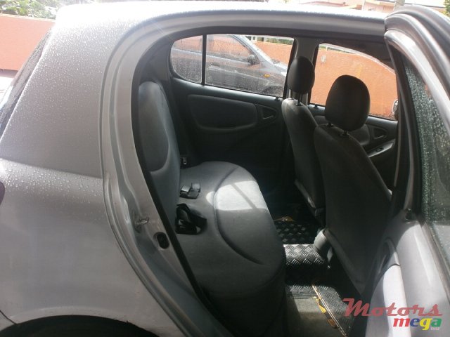 1999' Toyota Vitz photo #4