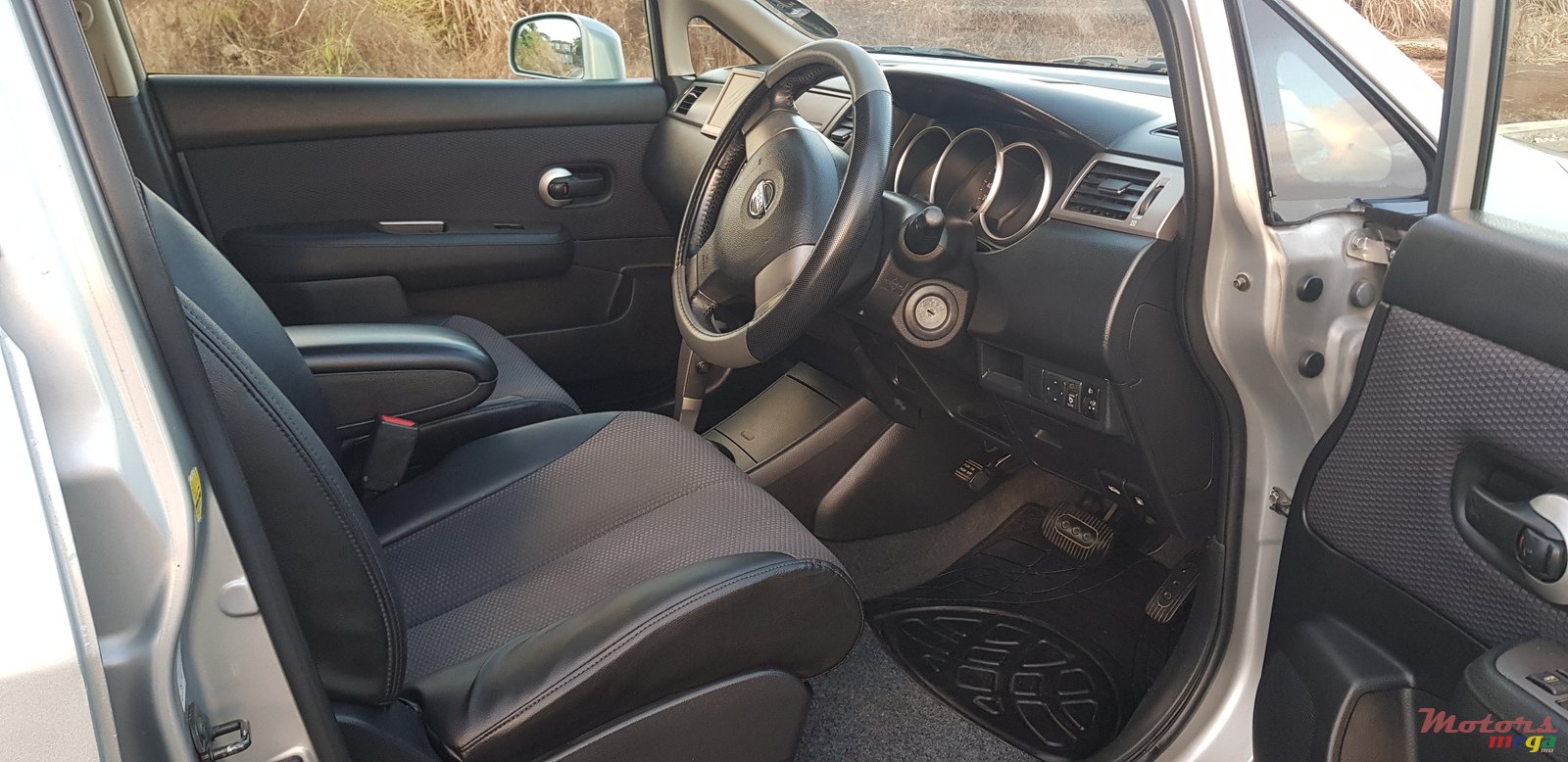 2006' Nissan Tiida Hatchback photo #6