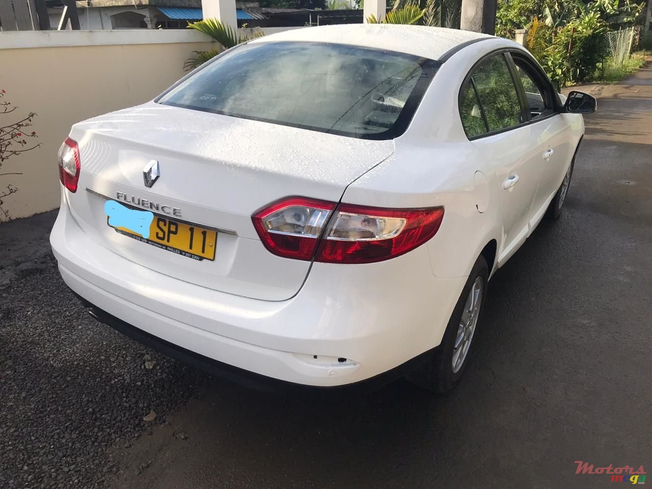 2011' Renault Fluence photo #2