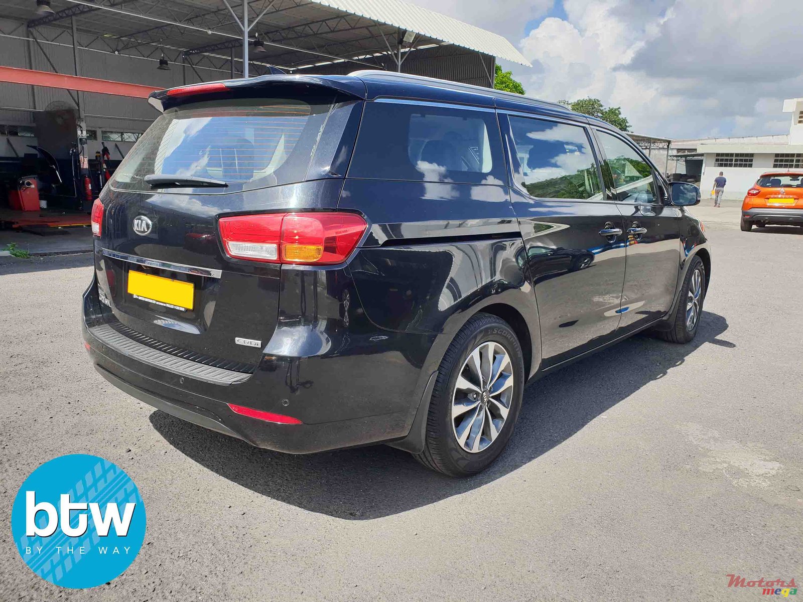 2015' Kia Carnival photo #2