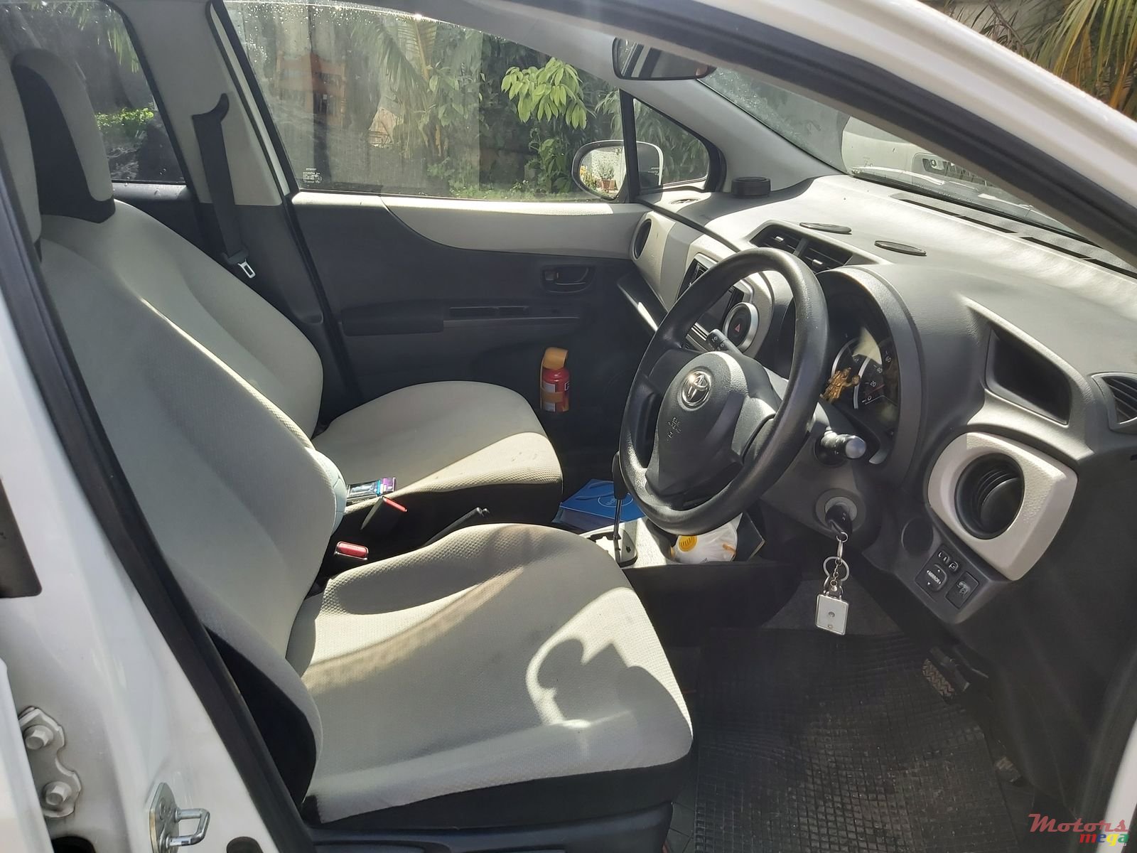 2013' Toyota Vitz photo #7