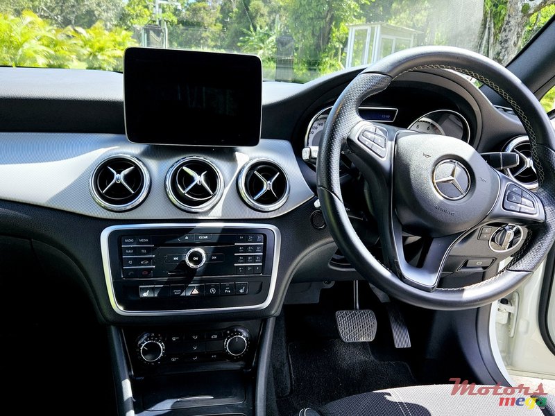 2016' Mercedes-Benz GLA 180 photo #7