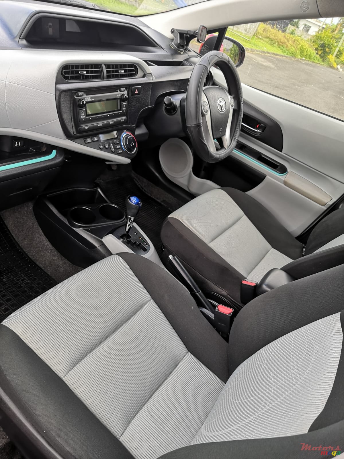 2013' Toyota Prius c Local 1500cc photo #3