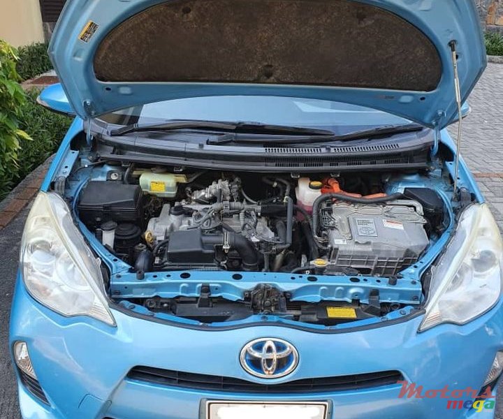 2012' Toyota Aqua Hybrid Synergy Drive photo #6