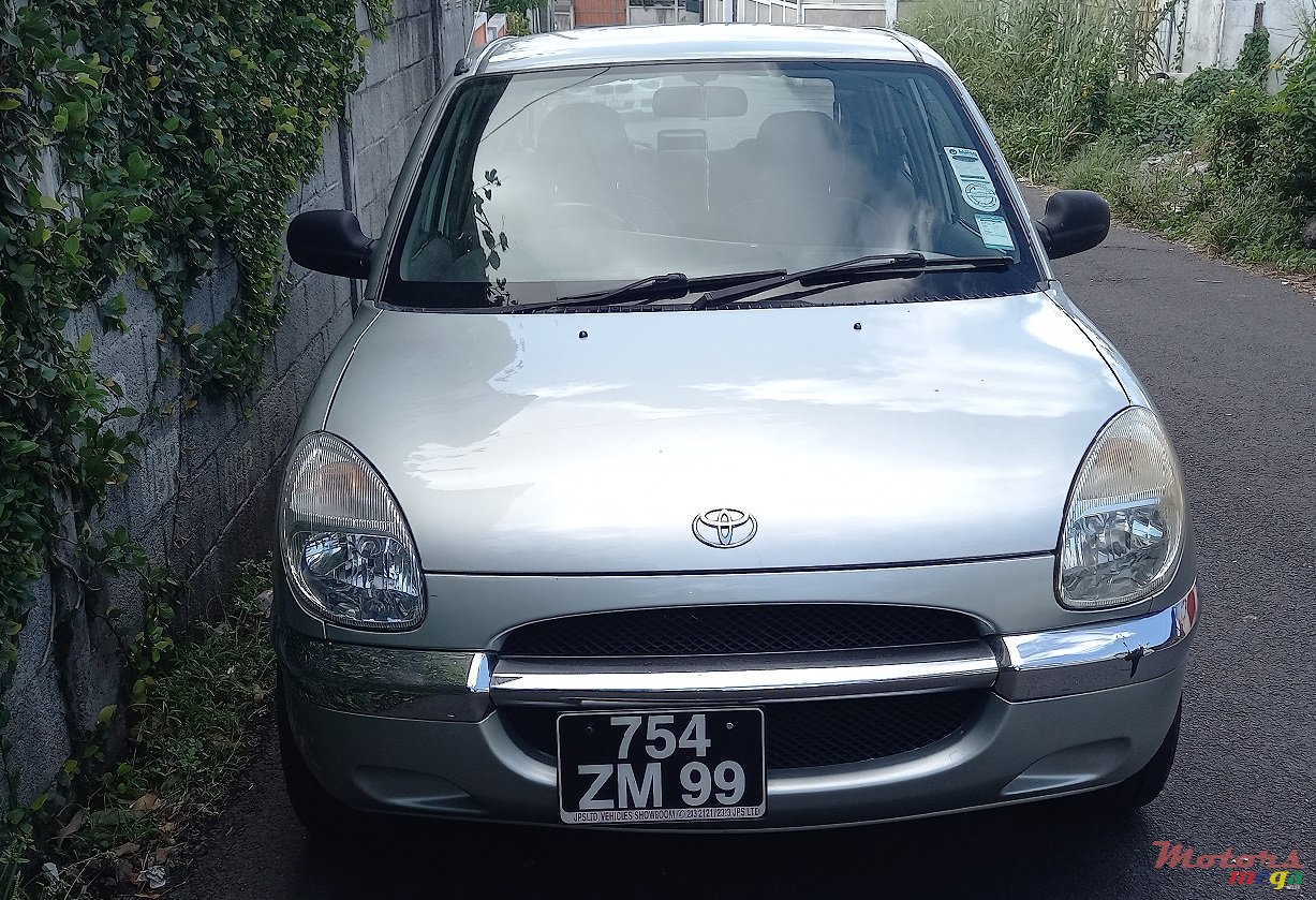 1999' Toyota Duet Hatchback photo #5
