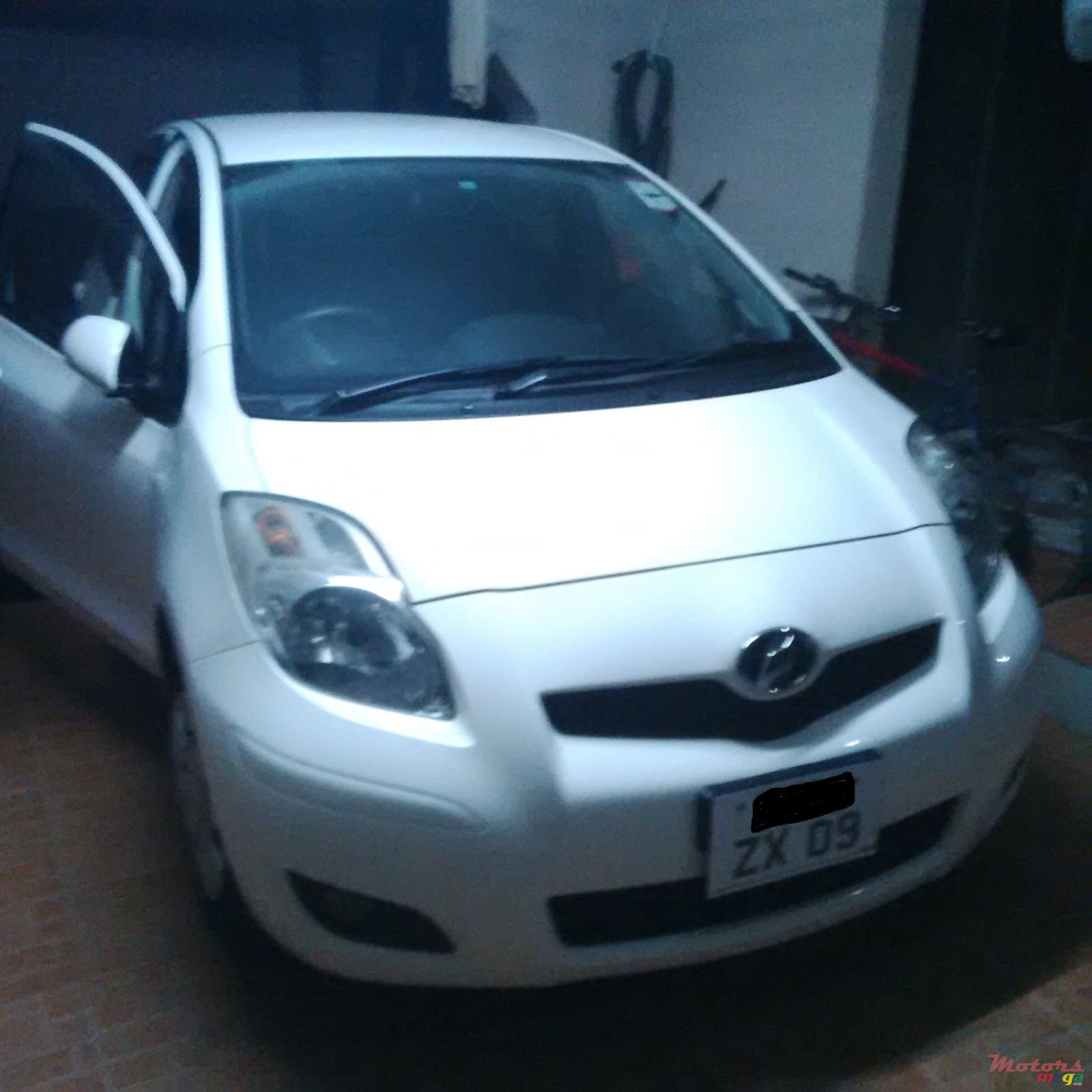 2009' Toyota Vitz photo #1