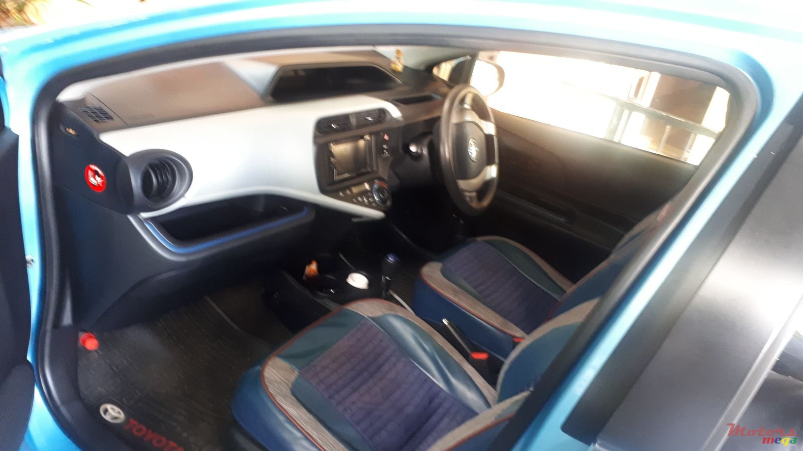 2013' Toyota Aqua photo #2